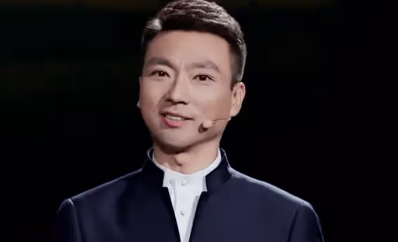 這一次,暫別《新聞聯播》欄目的康輝,讓巴黎及全世界刮目相看!