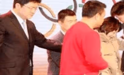 央視名嘴張斌婚內跑軌,與同事偷生娃被曝光,原來妻子也是上位的