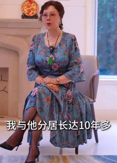 楊議和老婆孟真徹底開撕,互揭對方老底,直播不忘讓網友點關注
