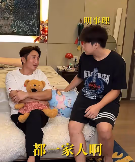 冉瑩穎鄒市明公布三胎兒子隨母姓的原因,網友:三個娃,很正常