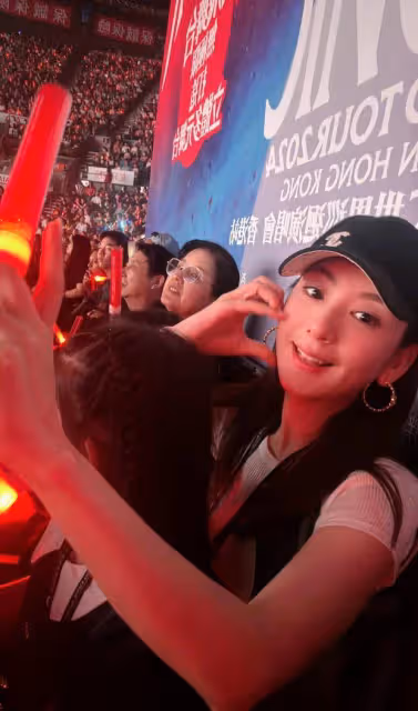 方媛攜女兒觀郭富城演唱會,全家福曝光幸福滿溢