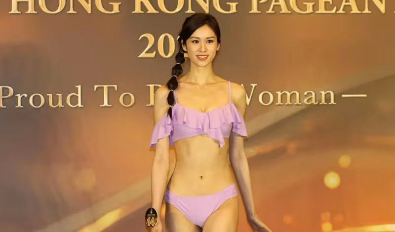 香港小姐15強穿泳裝會見傳媒，清一色大長腿，倆選手走光露出胸墊