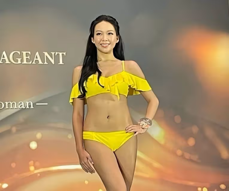 香港小姐15強穿泳裝會見傳媒,清一色大長腿,倆選手走光露出胸墊