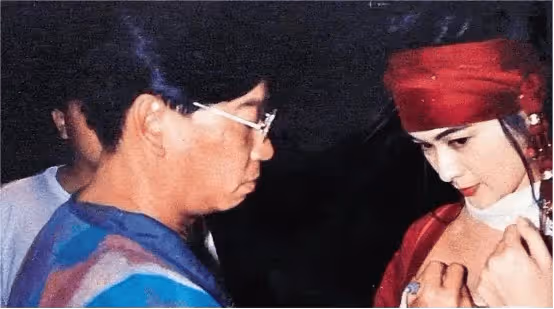 前TVB藝人大爆港圈猛料,說周星馳不是好人,與影后同屋睡沒起色心,佘詩曼曾被導演語言侮辱