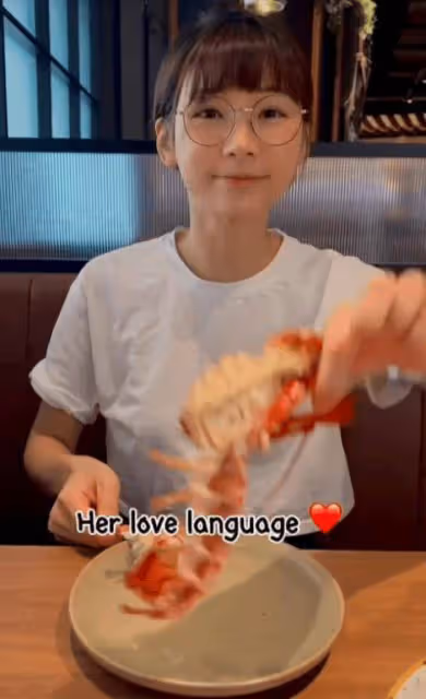 前TVB童顏小花大曬與飛行員男友甜蜜一幕!網民誤以為是父女!35歲仍散發少女氣息