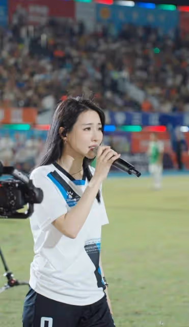 TVB前女女藝人現身佛山,為足球聯賽開唱!直呼:太榮幸了
