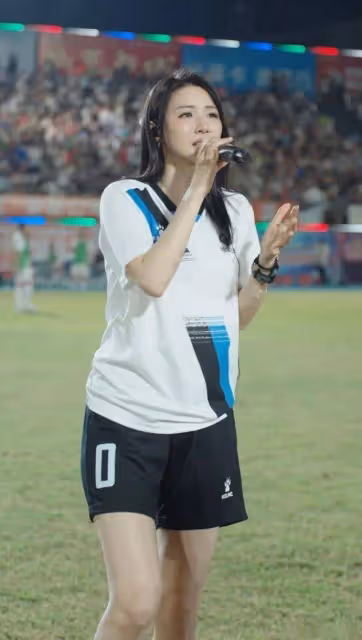 TVB前女女藝人現身佛山,為足球聯賽開唱!直呼:太榮幸了