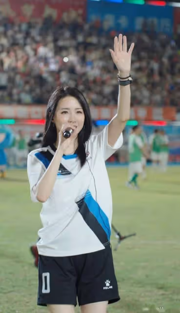 TVB前女女藝人現身佛山,為足球聯賽開唱!直呼:太榮幸了