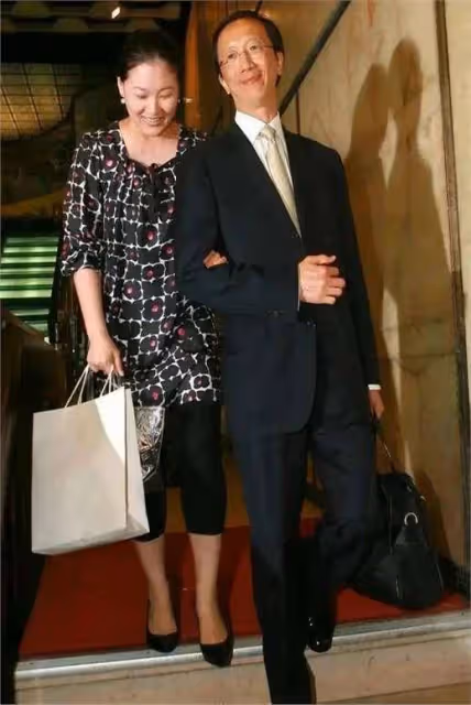 伏明霞:跳水女王的非凡歷程,兒子 20 丈夫 72 引關注