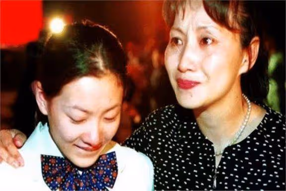 伏明霞:跳水女王的非凡歷程,兒子 20 丈夫 72 引關注