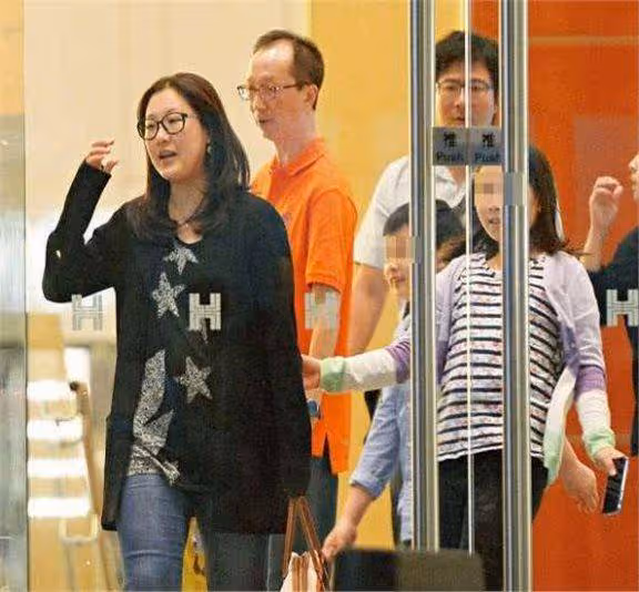 伏明霞:跳水女王的非凡歷程,兒子 20 丈夫 72 引關注