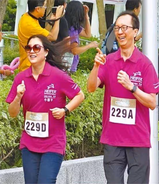 伏明霞:跳水女王的非凡歷程,兒子 20 丈夫 72 引關注