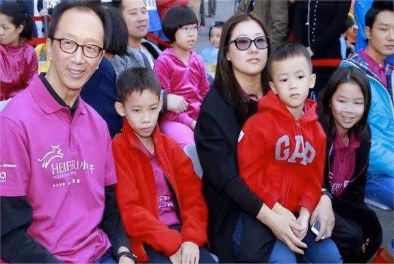 伏明霞:跳水女王的非凡歷程,兒子 20 丈夫 72 引關注
