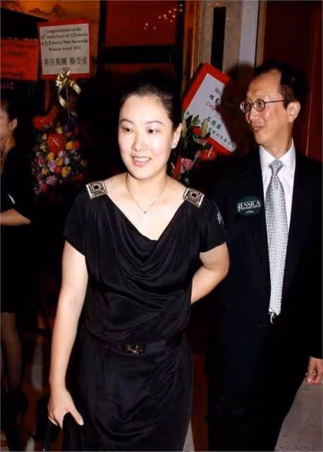 伏明霞:跳水女王的非凡歷程,兒子 20 丈夫 72 引關注