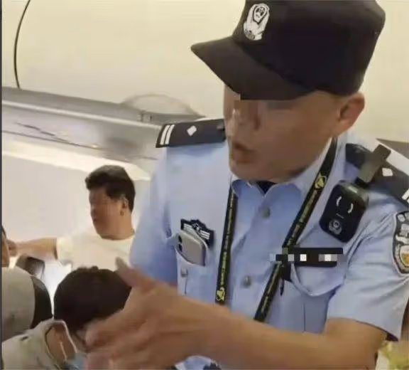 女子 LV 包竟致大批航班延誤!涉事人已被帶走,官方回應引關注