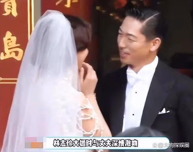 林志玲一家現身街頭,綠鏤空裙顯老態,老公與節目中判若兩人