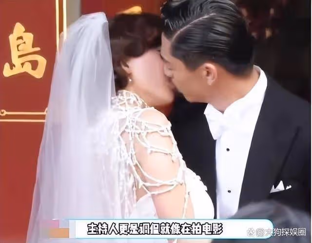 林志玲一家現身街頭,綠鏤空裙顯老態,老公與節目中判若兩人