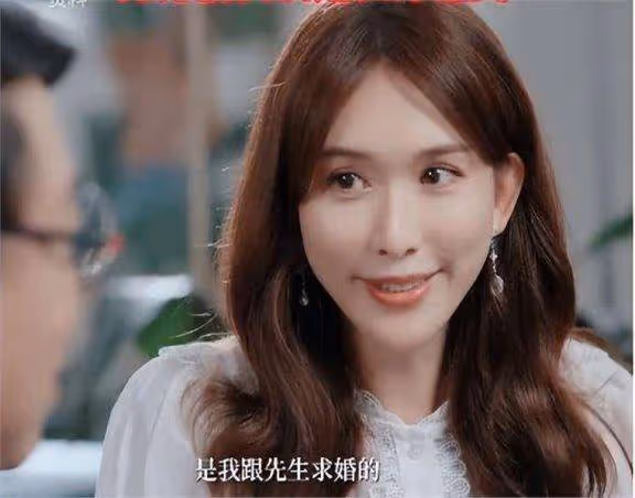 林志玲一家現身街頭,綠鏤空裙顯老態,老公與節目中判若兩人