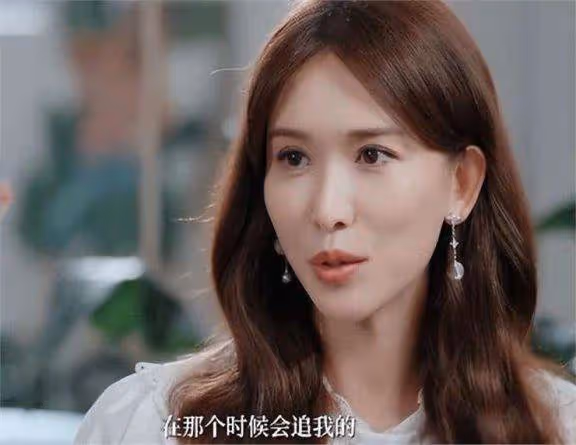 林志玲一家現身街頭,綠鏤空裙顯老態,老公與節目中判若兩人