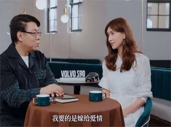 林志玲一家現身街頭,綠鏤空裙顯老態,老公與節目中判若兩人