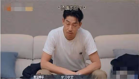 林志玲一家現身街頭,綠鏤空裙顯老態,老公與節目中判若兩人