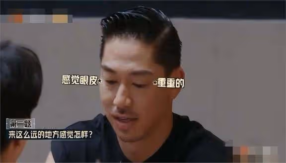 林志玲一家現身街頭,綠鏤空裙顯老態,老公與節目中判若兩人