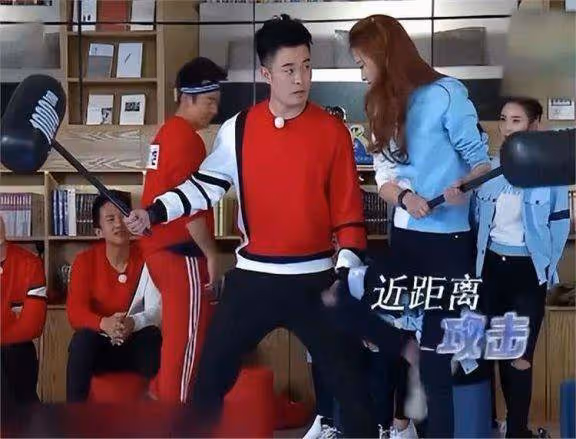 林志玲一家現身街頭,綠鏤空裙顯老態,老公與節目中判若兩人