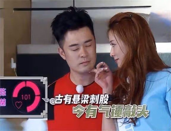 林志玲一家現身街頭,綠鏤空裙顯老態,老公與節目中判若兩人