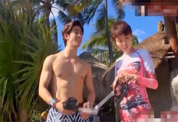 林志玲一家現身街頭,綠鏤空裙顯老態,老公與節目中判若兩人