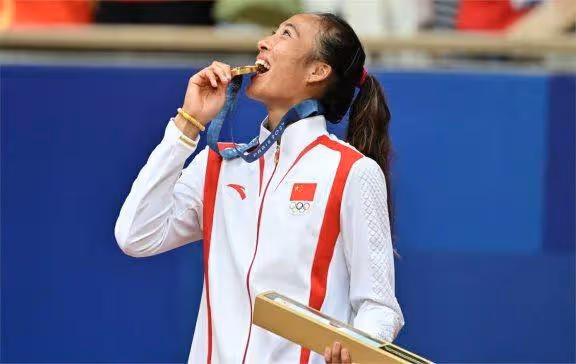 化妝後的鄭欽文，美過國際超模！178cm 完美臀腿比，野性魅力爆表