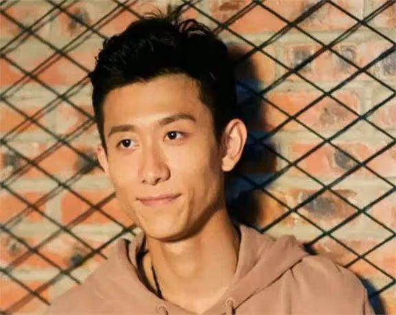 張一山凌晨發文宣告,全新「身份」曝光,已經走上另一條輝煌大道