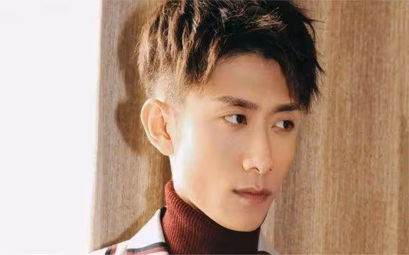張一山凌晨發文宣告,全新「身份」曝光,已經走上另一條輝煌大道
