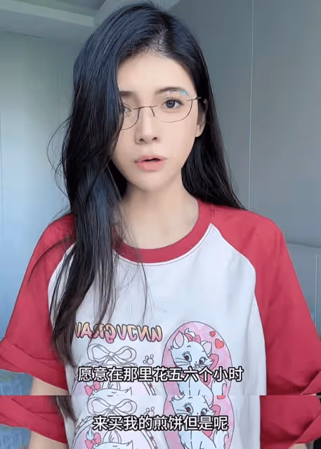 女子自稱長得好看不想排隊後續，狗頭蘿莉回應，網友質疑自導自演