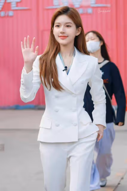 趙露思新劇路透:深V白西裝盡顯優雅成熟,甜美笑容清純氣質惹人愛!