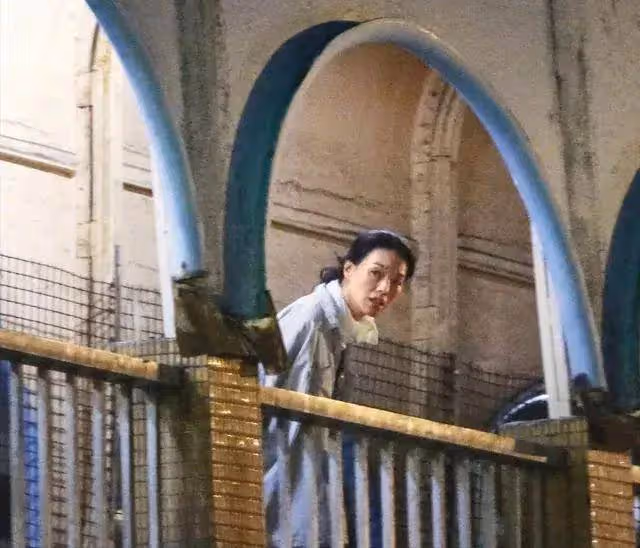 舒淇轉行當導演首部作品開拍,拍攝現場畫面曝光,舒淇很拼