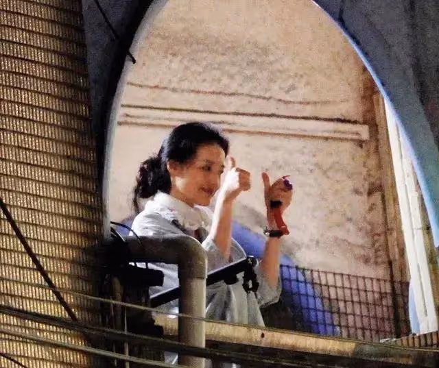 舒淇轉行當導演首部作品開拍,拍攝現場畫面曝光,舒淇很拼