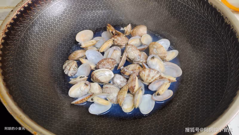 這菜長老了反而更好吃,天熱遇到快吃!小火慢燉一碗湯,鮮得咂舌、清爽不膩
