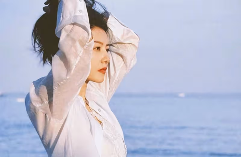 高圓圓海濱漫步，白襯衫黑裙造型氛圍感爆棚，網友：這是夏日最美的風景線！