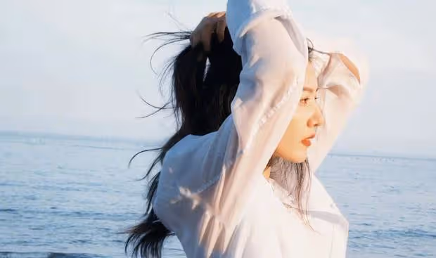 高圓圓海濱漫步，白襯衫黑裙造型氛圍感爆棚，網友：這是夏日最美的風景線！