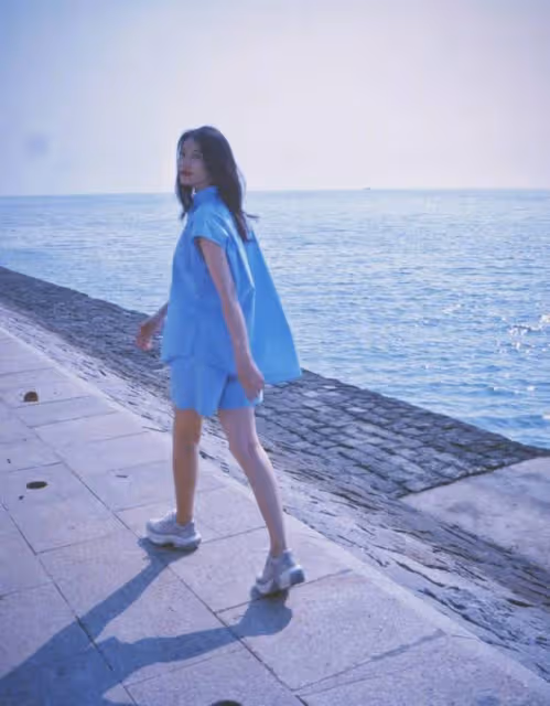 高圓圓海濱漫步，白襯衫黑裙造型氛圍感爆棚，網友：這是夏日最美的風景線！