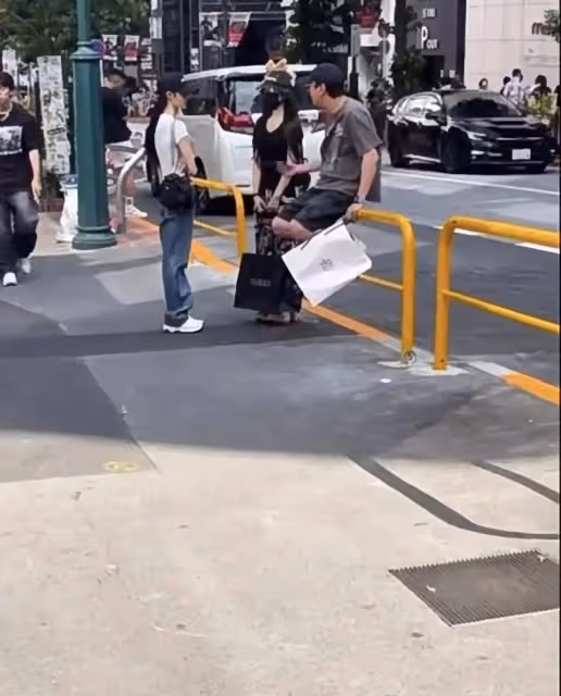 王思聰街頭坐欄杆和美女閒聊，網友吐槽像街溜子，網傳認下女兒