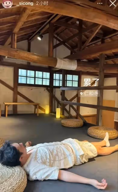 王思聰街頭坐欄杆和美女閒聊，網友吐槽像街溜子，網傳認下女兒