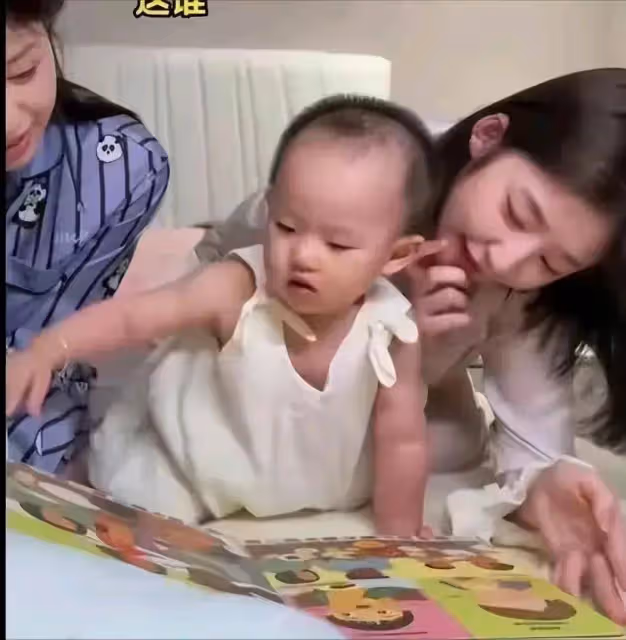 王思聰街頭坐欄杆和美女閒聊，網友吐槽像街溜子，網傳認下女兒