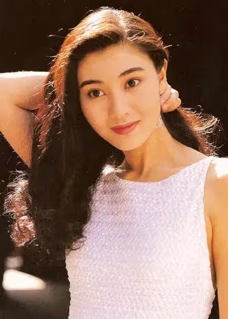 李嘉欣61歲姐姐近照曝光:姐姐臉型怪異不如妹妹漂亮,同樣嫁豪門生活低調