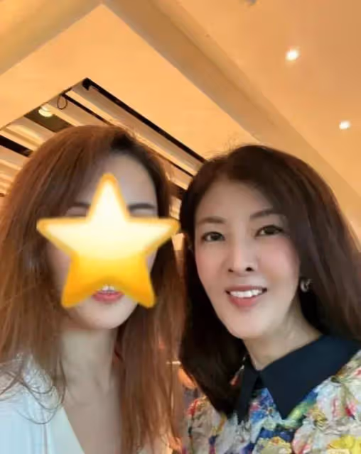 李嘉欣61歲姐姐近照曝光:姐姐臉型怪異不如妹妹漂亮,同樣嫁豪門生活低調