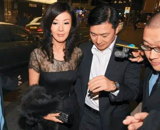 李嘉欣61歲姐姐近照曝光:姐姐臉型怪異不如妹妹漂亮,同樣嫁豪門生活低調