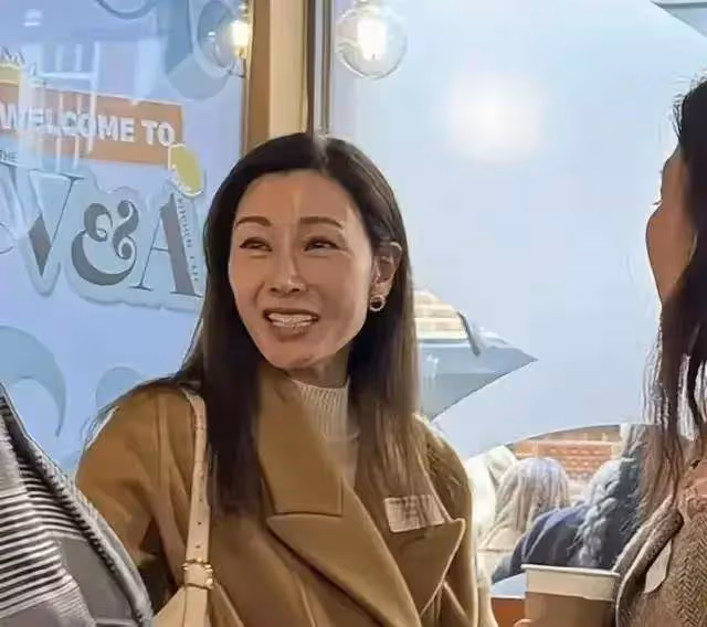 李嘉欣61歲姐姐近照曝光:姐姐臉型怪異不如妹妹漂亮,同樣嫁豪門生活低調