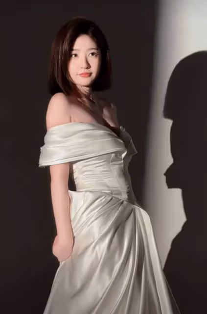 黃一鳴獨自拍婚紗照,狀態絕佳引熱議:短髮抹胸裙,美得不可方物!
