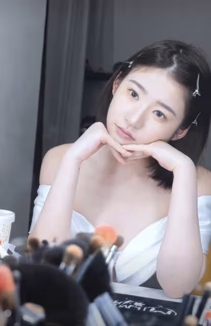 黃一鳴獨自拍婚紗照,狀態絕佳引熱議:短髮抹胸裙,美得不可方物!