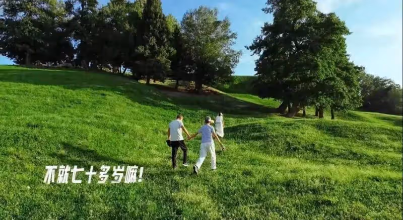 51歲李冰冰帶父母新疆遊玩,帶父母看世界,一家人出鏡溫馨有愛